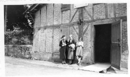 Grande Photo De Deux Femmes élégante Avec Une Jeune Fille Posant Devant La Maison De St-Vincent De Paul - Anonymous Persons