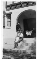 Grande Photo De Deux Femmes élégante Avec Une Jeune Fille Posant Devant Leurs Maison Vers 1930 - Anonieme Personen