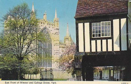 AK 215564 ENGLAND - York - East Front Of Minster And College Street - York