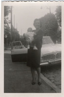 PHOTO-ORIGINALE-UNE JEUNE FEMME AVEC SON BEBE DEVANT L' AUTOMOBILE VOITURE ANCIENNE AMERICAINE 1963 - Automobiles