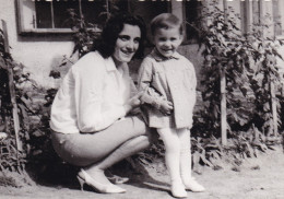 Old Real Original Photo - Woman Little Boy Smiling Squatting - Ca. 12.5x8.7 Cm - Anonymous Persons