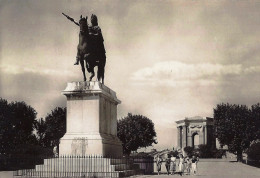 *CPSM - 34 - MONTPELLIER - Promenade Du Peyrou Avec Statue équestre De Louis XIV Et Le Château D'eau - Animée - Montpellier