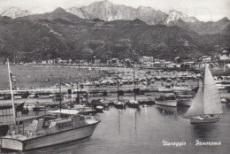 CARTOLINA  C21 VIAREGGIO,TOSCANA-PANORAMA-MARE,ESTATE,LUNGOMARE,VACANZA,BARCHE A VELA,BELLA ITALIA,VIAGGIATA 1961 - Viareggio