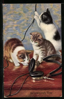 Künstler-AK Geheimnisvolle Töne, Katzenkinder Spielen Mit Kopfhöhrern  - Cats