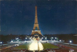 *CPM - 75 - PARIS  - La Tour Eiffel Et L'école Militaire - La Nuit - Eiffelturm