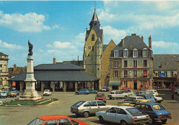 Mamers * La Place Carnot Et L'église St Nicolas * Automobile Voiture Ancienne - Mamers