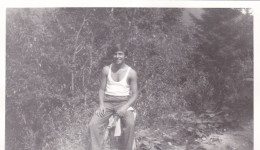 Old Real Original Photo - Man In Sleeveless T-shirt Smiling - 1974 Dolna Banya - Ca. 14x8.7 Cm - Anonieme Personen