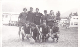 Old Real Original Photo - Young Men Football Team Posing - Ca. 14x8.7 Cm - Personnes Anonymes