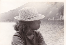 Old Real Original Photo - Woman With A Hat Posing - Ca. 14x8.7 Cm - Anonymous Persons