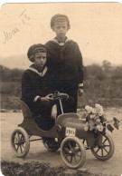 Grande Photo De Deux Jeune Garcon élégant Avec Une Petite Voiture A Pédale Posant Dans Leurs Jardin En 1915 - Anonieme Personen