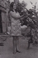 Old Real Original Photo - Woman Holding A Dove - Ca. 14x9 Cm - Anonieme Personen