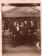 Grande Photo De Quatre Femmes élégante Avec Un Soldat Francais Et Leurs Chien Posant Devant Leurs Maison Vers 1920 - Anonieme Personen