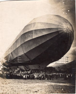 Grande Photo D'un Dirigeable ( Un Zeppelin ) Sortant De Sont Hangar - Aviation