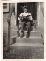 Grande Photo D'un Homme Assis Sur Les Marche De Sa Maison Avec Ces Chiens Et Ces Chats En 1926 - Anonyme Personen