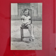 PH - Ph Petit Original - Petite Fille Sérieuse Assise Sur Une Chaise Au Milieu D'un Patio Géant - 1925 - Personnes Anonymes