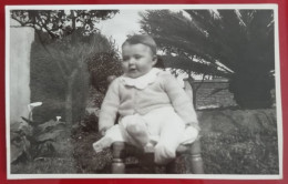 PH - Ph Original - Bébé Assis Sur Une Chaise En Bois Dans Le Jardin De Sa Maison - Personnes Anonymes