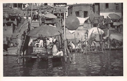 India - VARANASI Benares - Pilgrims By The Ganges River - REAL PHOTO - Publ. Unk - Inde