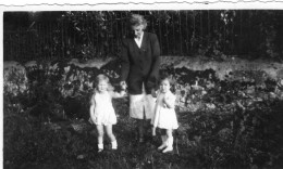 Grande Photo D'une Femme Avec Deux Petit Enfant Dans Leurs Jardin - Anonieme Personen