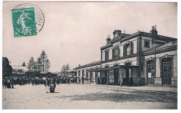 CPA LANDERNEAU  Cour De La Gare - Stations Without Trains