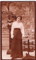Grande Photo D'une Femme élégante Posant Dans Sont Salon Vers 1905 - Anonieme Personen