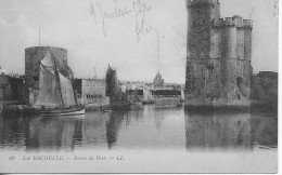 17 -  La Rochelle - Sortie Du Port  -  ** CPA  Animée  Embarcations ** - La Rochelle