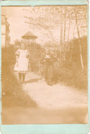 Grande Photo D'une Jeune Fille élégante Avec Un Jeune Garcon Posant Dans Leurs Jardin En 1896 - Alte (vor 1900)