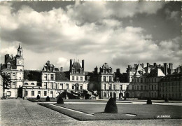 77 - Fontainebleau - Palais De Fontainebleau - Cour Du Cheval Blanc Ou Des Adieux - CPSM Grand Format - Voir Timbre - CP - Fontainebleau