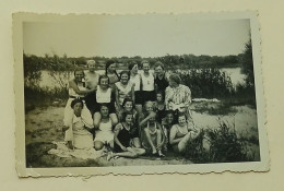 Teenage Girls On The Beach By The River - Anonyme Personen