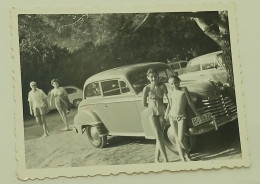 Two Young Girls Next To The Car - Anonyme Personen