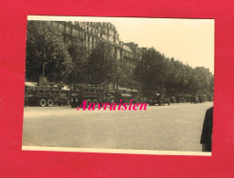 Photo Format 8.5 Cm X 12 Cm WW2 Guerre 39-45 PARIS 18 Juin 1945 Défilé Avenue De La Grande Armée Véhicule Militaire - Krieg, Militär