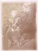 Grande Photo D'une Jeune Fille élégante Posant Assise Dans Sont Jardin Vers 1905 - Personnes Anonymes