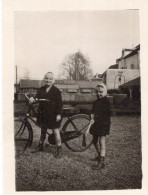 Photo De Deux Jeune Garcon Avec Un Vélo Dans La Cour De Leurs Maison - Personnes Anonymes