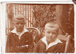 Photo De Deux Jeune Garcon élégant Assis Dans La Cour De Leurs Maison En 1928 - Anonieme Personen