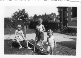 Photo De Trois Jeune Enfants Avec Leurs Chien Jouent Dans Leurs Jardin - Personnes Anonymes