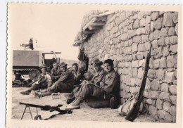 Photo Guerre D'Algerie  Aurès Militaires Français Avec Half Track M3 Et Armement Réf 30912 - Guerre, Militaire
