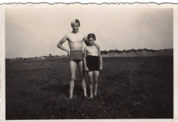 Photo D'un Homme En Maillot De Bain Et Torse Nue Avec Un Jeune Garcon En Maillot De Bain A La Campagne En 1936 - Personnes Anonymes