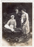 Photo D'une Famille élégante Posant A Goussainville En 1934 - Personnes Anonymes