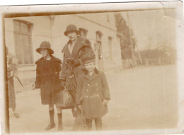 Photo D'une Femme élégante Avec Ces Deux Jeune Fille Devant Une Gare Vers 1910 - Personnes Anonymes