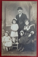 PH - Ph Original - Portrait De Famille D'un Père Veuf Avec Ses Trois Filles D'âges Différents - Anonieme Personen