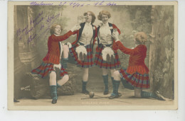 FEMMES - FRAU - LADY - SPECTACLE - ARTISTES 1900 - SCOTLAND - DANSE - Jolie Carte Fantaisie Artistes HIGHLAND FLING - Frauen