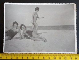 #17    Woman On Vacation - On The Beach In A Bathing Suit / Femme En Vacances - Sur La Plage En Maillot De Bain - Anonymous Persons