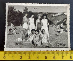 #17    Woman On Vacation - On The Beach In A Bathing Suit / Femme En Vacances - Sur La Plage En Maillot De Bain - Anonieme Personen
