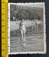 #17    Woman On Vacation - On The Beach In A Bathing Suit / Femme En Vacances - Sur La Plage En Maillot De Bain - Personnes Anonymes