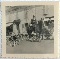 Photo Ancienne - Snapshot - LAGUIOLE - Chasse - Chasseur - Vénerie - St Hubert - Chien - 1957 - Lieux