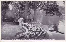 Postcard - The Thames At Sonning Lock, Near Reading - Card No. 36 - Posted 23-04-1964 - VG (Serrated Edges) - Unclassified