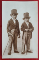PH - Ph Original - Deux Enfants Habillés En Costumes Avec Cuisine Et Canne - Personnes Anonymes