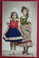 PH - Ph Original - Deux Jeunes Filles Vêtues De Costumes Typiques De Leur Pays - Personnes Anonymes