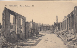 VOUZIERS (Ardennes): Rue En Ruines (Guerre 14/18) - Vouziers