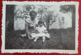 PH - Ph Petit Original - Mère Avec Sa Petite Fille Posant Dans Le Jardin à La Maison - Personnes Anonymes