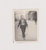 Snapshot Argentique Photo De Rue Animée Numérotée Homme Dans Une Rue Arles 1946 - Personnes Anonymes